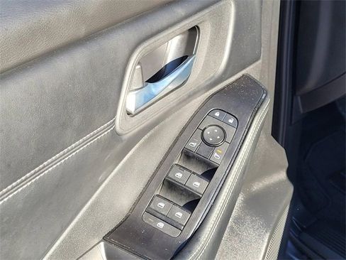 Used 2025 Nissan Rogue SV w/ SV Premium Package image 15