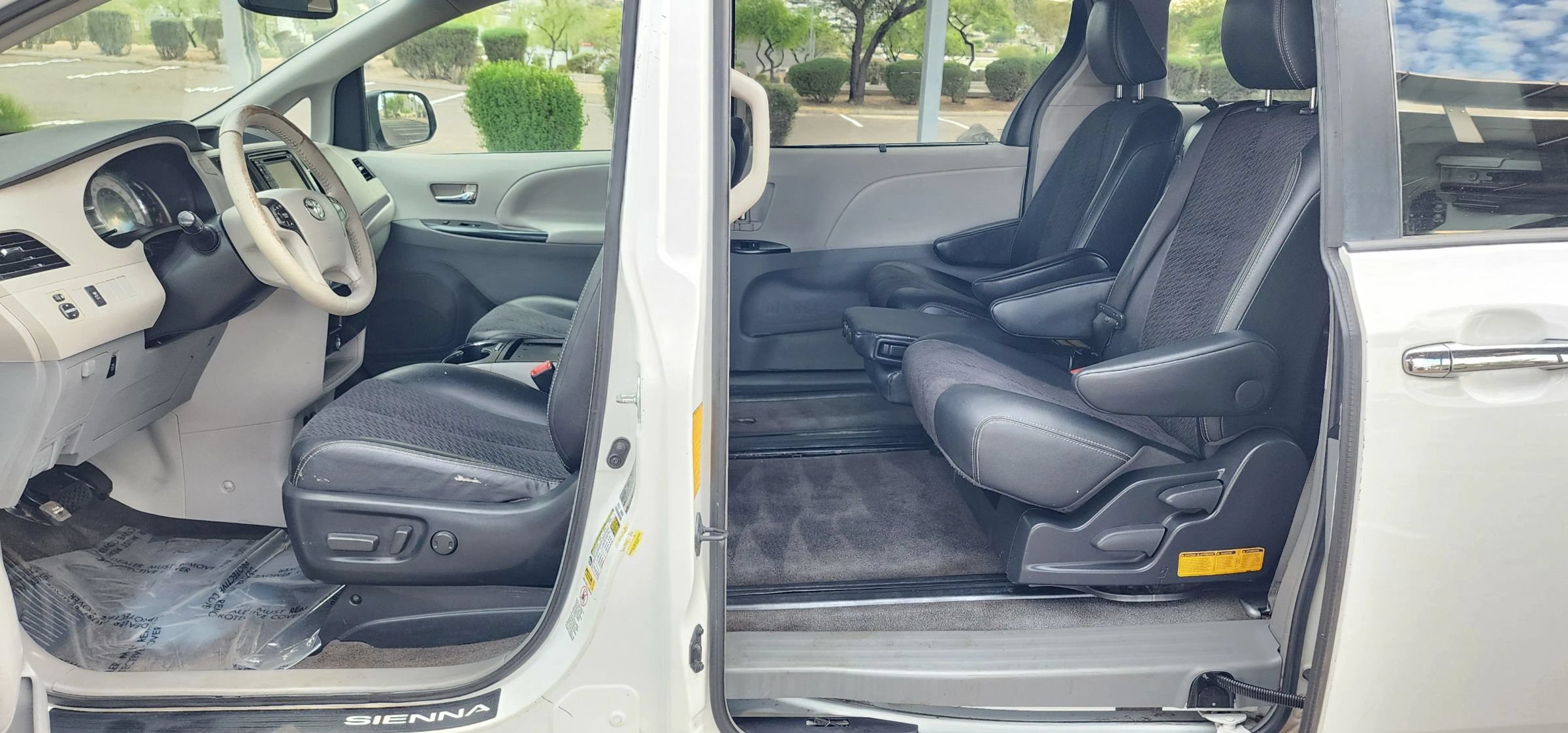 Used 2014 Toyota Sienna SE FWD image 13