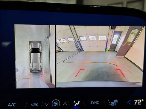 Used 2024 Chevrolet Traverse Z71 w/ Enhanced Driving Package image 32