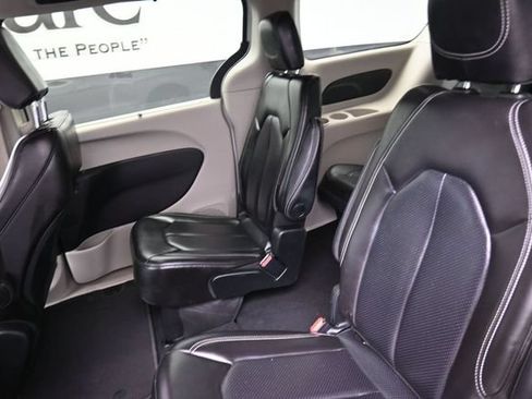 Used 2023 Chrysler Pacifica Touring-L FWD image 20