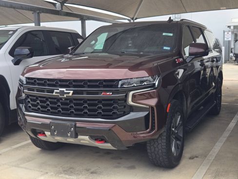 Certified 2023 Chevrolet Suburban Z71 w/ Luxury Package AWD/4WD image 3