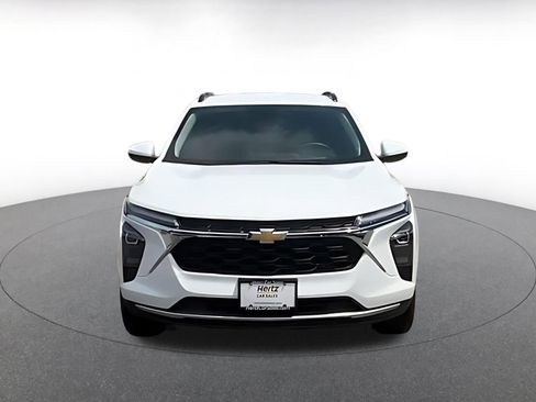 Used 2025 Chevrolet Trax LT w/ LT Convenience Package FWD image 4