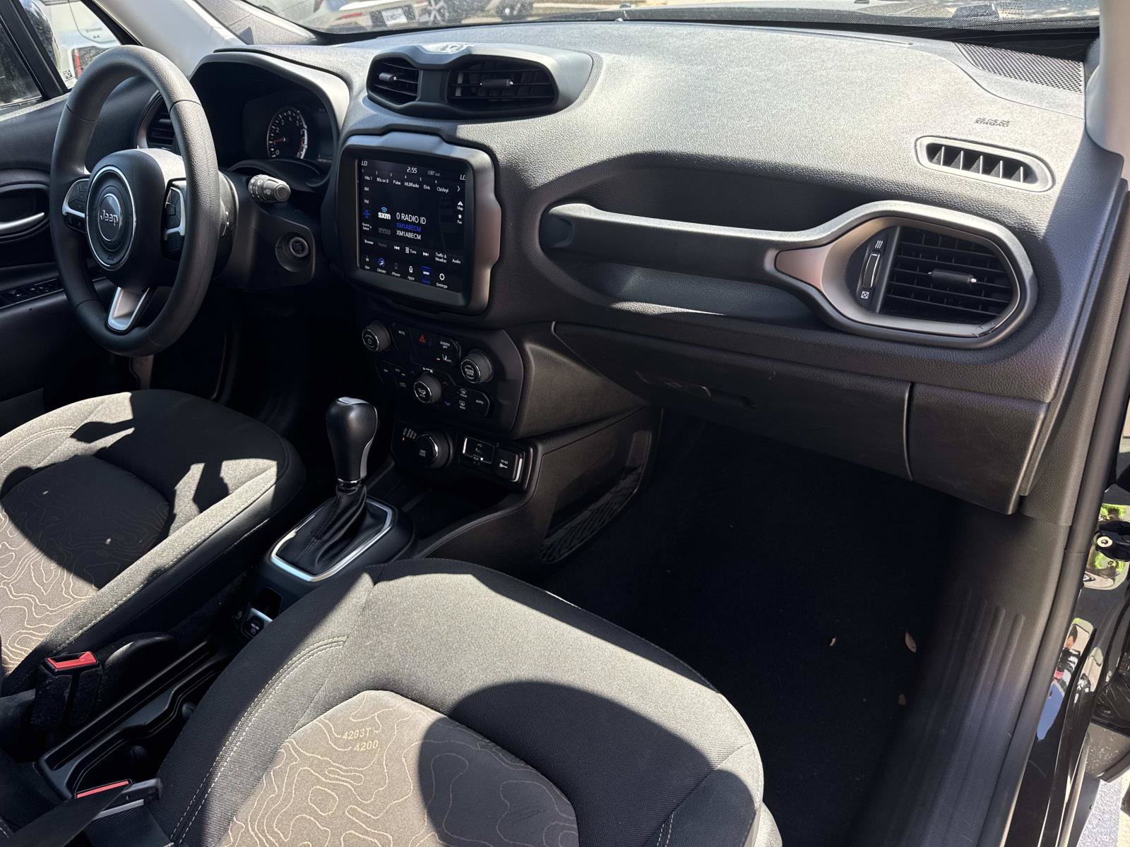 Used 2023 Jeep Renegade Latitude AWD/4WD image 10