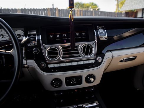 Used 2014 Rolls-Royce Ghost image 24