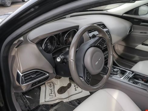 Used 2018 Jaguar XE Premium image 14