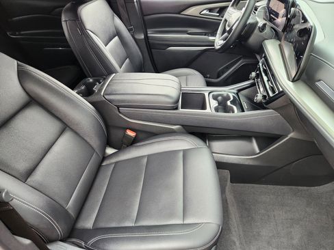 Certified 2025 Chevrolet Traverse LT FWD image 14