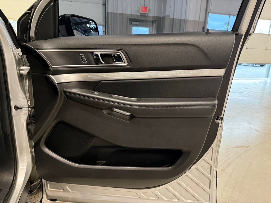 Used 2017 Ford Explorer XLT FWD image 32