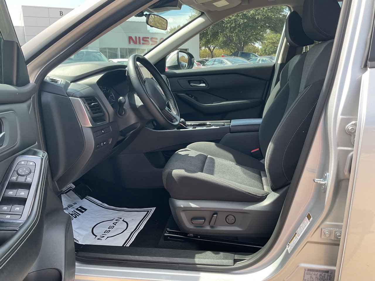 Used 2025 Nissan Rogue SV FWD image 8