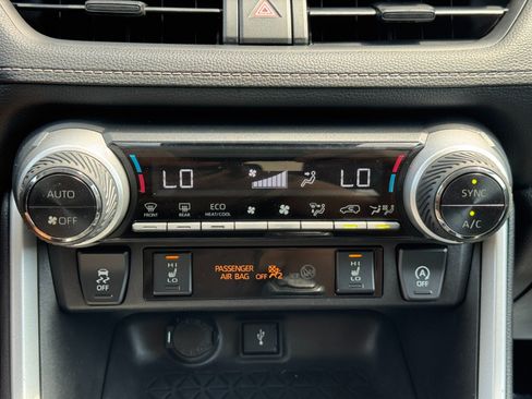 Used 2021 Toyota RAV4 XLE w/ Convenience Package FWD image 26