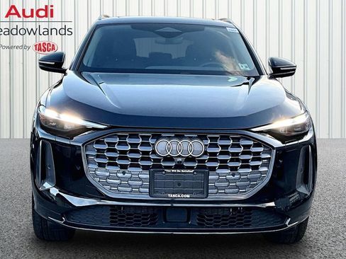 Used 2025 Audi Q5 Premium w/ Convenience Package image 2