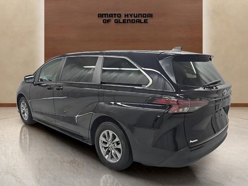 Used 2024 Toyota Sienna LE image 4