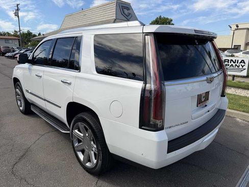 Used 2018 Cadillac Escalade Luxury RWD image 3