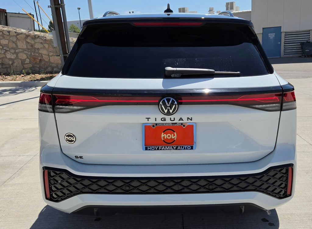 Certified 2025 Volkswagen Tiguan SE R-Line FWD image 7