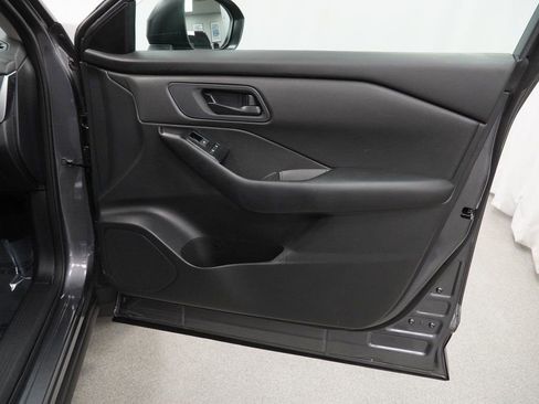 Used 2025 Nissan Rogue S image 41