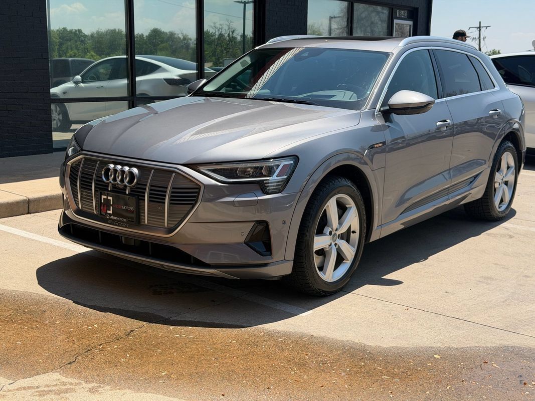 Used 2019 Audi e-tron Prestige w/ Prestige Package AWD/4WD image 18