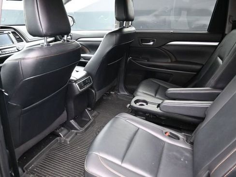Used 2019 Toyota Highlander XLE AWD/4WD image 14