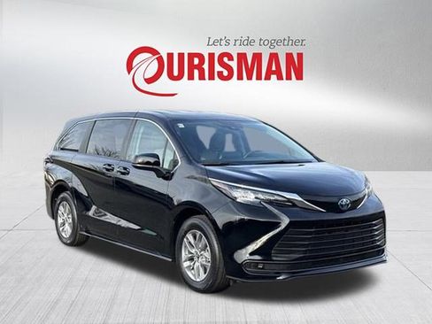 Used 2024 Toyota Sienna LE image 1