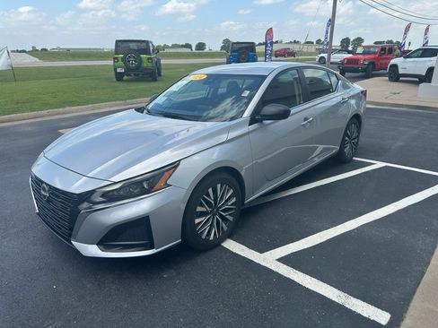 Used 2024 Nissan Altima 2.5 SV FWD image 8