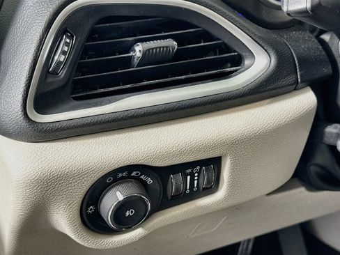 Used 2024 Chrysler Pacifica Touring-L FWD image 10