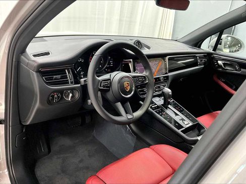 New 2026 Porsche Macan image 4