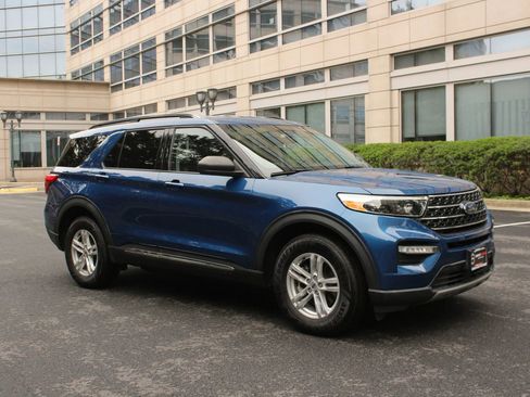Used 2021 Ford Explorer XLT w/ Equipment Group 202A AWD/4WD image 2