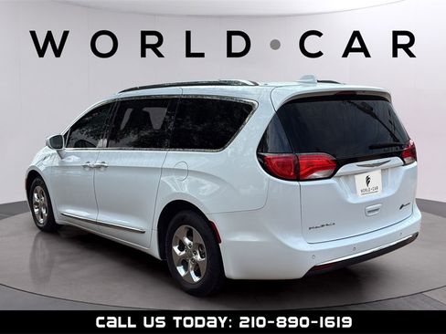 Used 2018 Chrysler Pacifica Touring-L image 13
