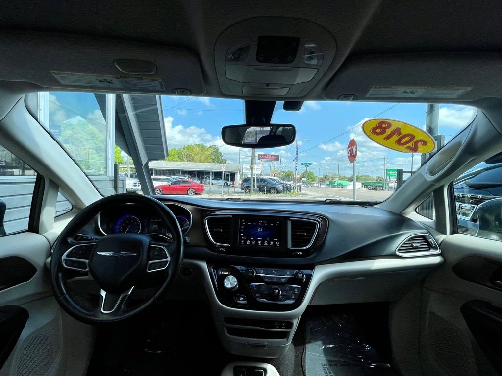Used 2018 Chrysler Pacifica Touring-L FWD image 32
