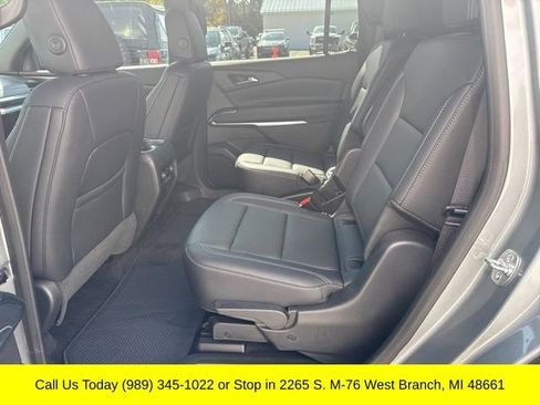 Used 2025 Chevrolet Traverse LT image 30