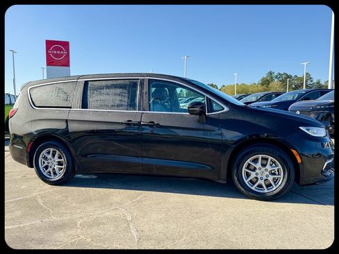 Used 2024 Chrysler Pacifica Touring-L FWD image 13