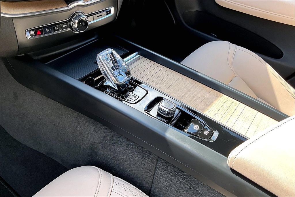 Certified 2026 Volvo XC60 B5 Plus AWD/4WD image 19