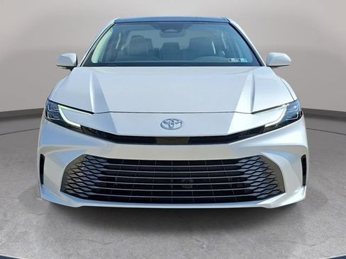 Used 2025 Toyota Camry XLE FWD image 3