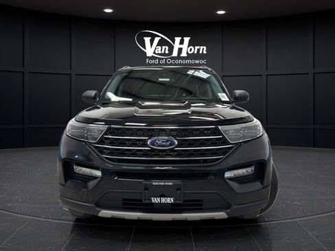 Used 2023 Ford Explorer XLT w/ Equipment Group 202A AWD/4WD image 2