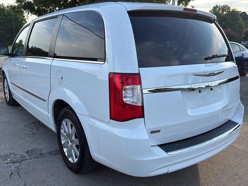 Used 2015 Chrysler Town & Country Touring FWD image 3