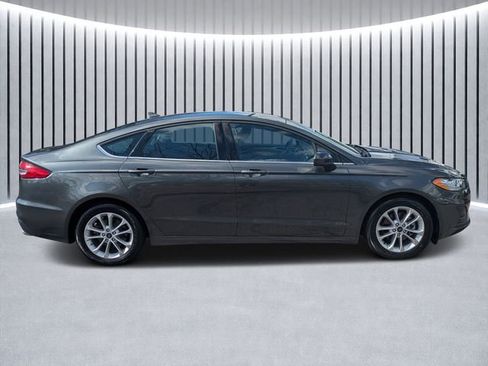 Used 2019 Ford Fusion SE image 2