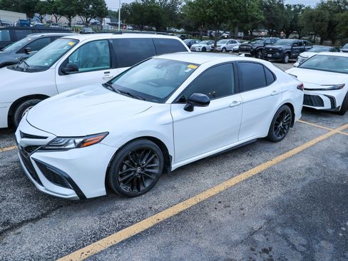 Used 2023 Toyota Camry XSE FWD image 4