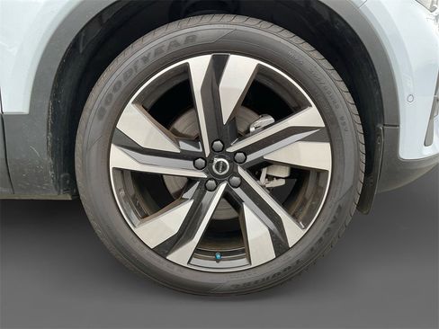 Used 2024 Volvo XC40 B5 Plus w/ Protection Package Premier image 16