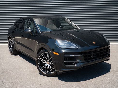 Certified 2025 Porsche Cayenne GTS AWD/4WD image 27