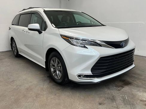 Used 2022 Toyota Sienna XLE w/ XLE Plus Package FWD image 3