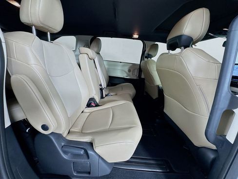 Used 2022 Toyota Sienna XLE image 30