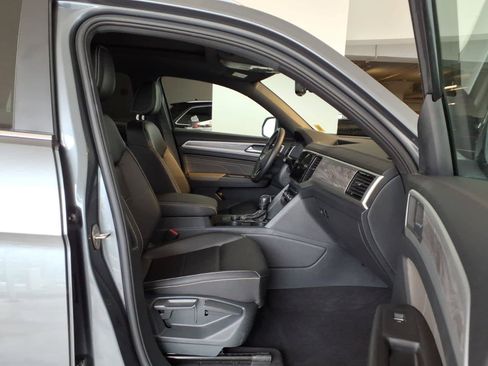 Certified 2023 Volkswagen Atlas Cross Sport SE w/ Panoramic Sunroof Package AWD/4WD image 21