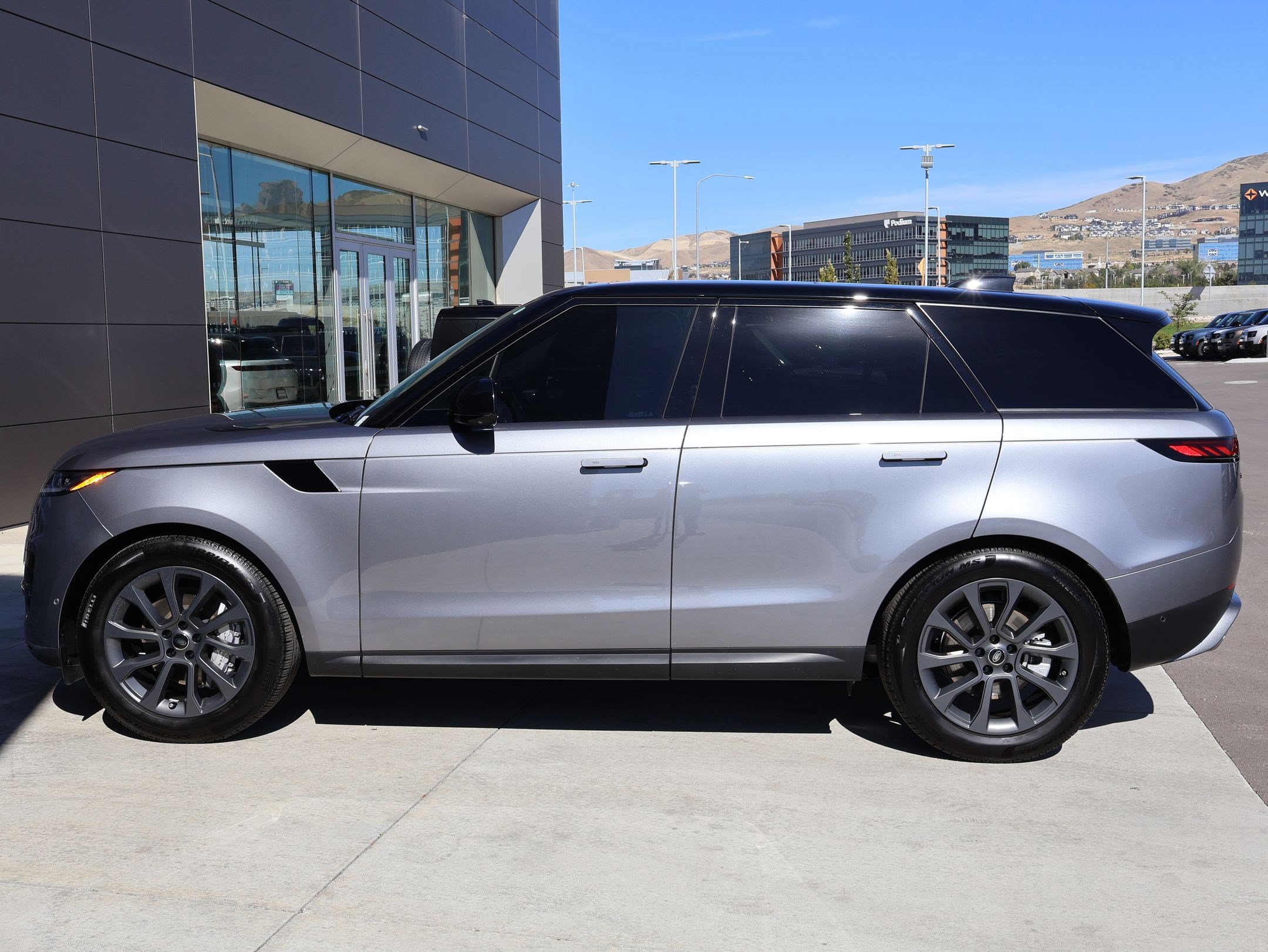 Used 2025 Land Rover Range Rover Sport SE AWD/4WD image 11