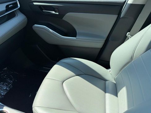 Used 2021 Toyota Highlander XLE AWD/4WD image 27