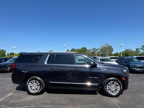 Used 2023 GMC Yukon XL SLT w/ SLT Premium Package AWD/4WD image 4