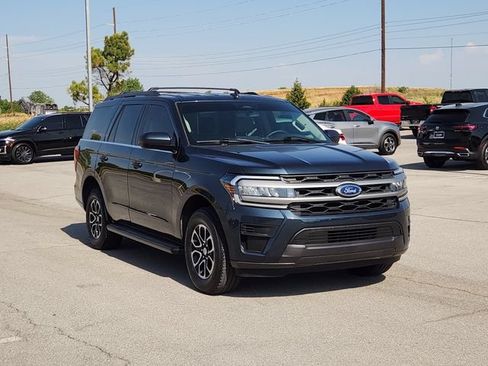 Used 2024 Ford Expedition XLT RWD image 3