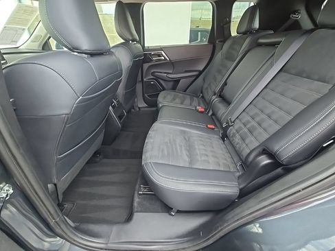 Used 2025 Mitsubishi Outlander SE FWD image 37