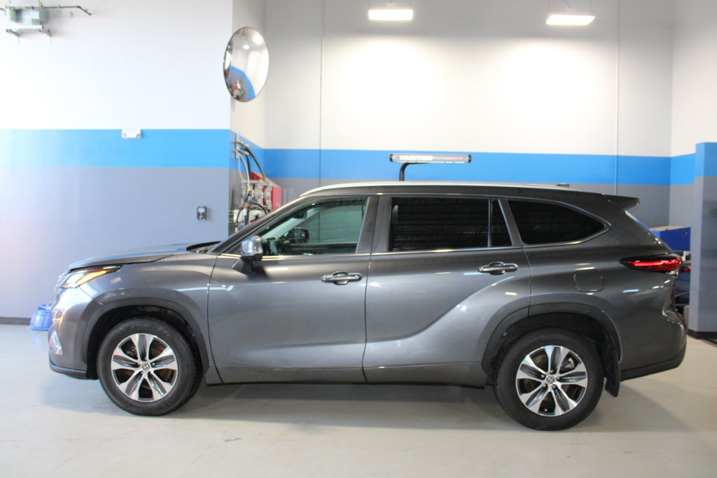Used 2023 Toyota Highlander XLE AWD/4WD image 10