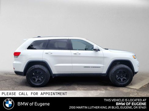 Used 2017 Jeep Grand Cherokee Laredo AWD/4WD image 2