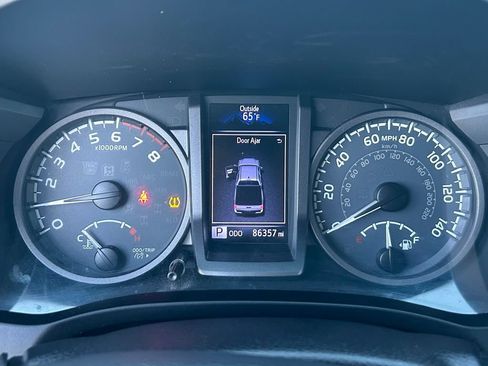 Used 2016 Toyota Tacoma TRD Off-Road w/ Premium & Technology Package AWD/4WD image 17