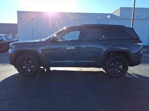 New 2025 Jeep Grand Cherokee Altitude image 3