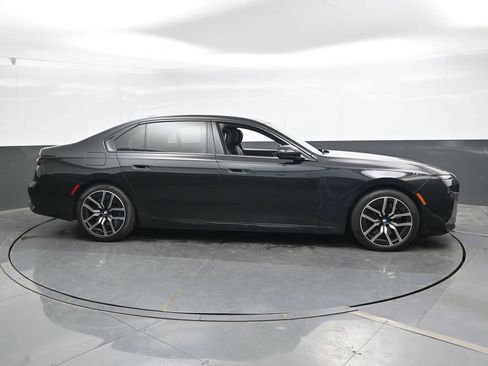 Used 2024 BMW 760i xDrive w/ Executive Package AWD/4WD image 3